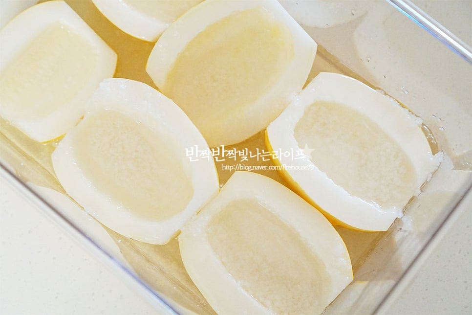 참외장아찌는 서늘한 곳에 두고 하루 한 번씩 위아래를 뒤집어가며 3일 숙성해 주면 됩니다. 3일 이상 두면 수분이 계속 빠지면서 오독오독하기보다 식감이 질겨질 수 있어요. 3일 두었다 꺼내니 아삭아삭하게 탄력이 있어요.