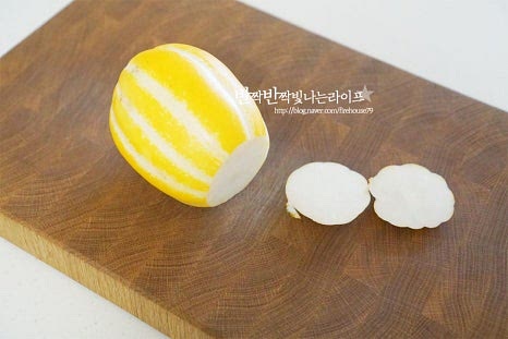 양 끝 부분을 자른 뒤 반으로 길게 갈라줍니다. 숟가락을 활용하여 씨와 속을 제거해 줍니다. 태좌, 씨를 제거해야 쉽게 상하지 않으며 과육이 무르지 않게 숙성할 수 있습니다. 깔끔하게 속을 긁어내어주었습니다.