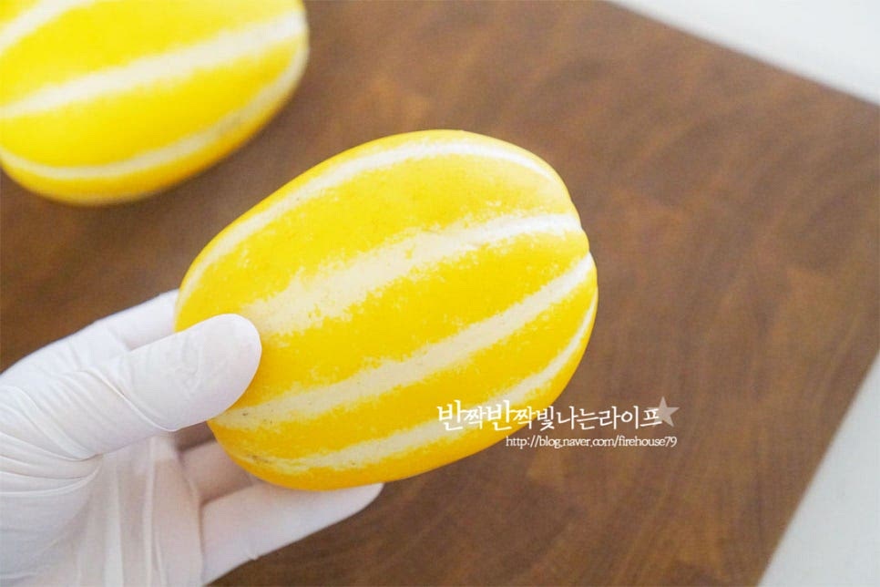 장아찌를 만드는 참외는 너무 익어 무르지 않은 풋풋한 상태로 샛노란색에 흰색 줄무늬가 선명한 것이 신선합니다. 눌었을 때 물렁한 것은 푸석푸석 농한 것으로 장아찌 만들기에 적합하지 않습니다. 단단하면서 당도가 떨어지는 것은 참외지를 만들어 먹으면 맛있게 맛볼 수 있어요. 크기가 작거나 크지 않은 중간 사이즈로 대략 300~350g 정도의 중간 크기가 좋습니다. 껍질째 요리할 것이기 때문에 베이킹소다로 문질러 세척한 뒤 물기를 꼼꼼하게 제거해 줍니다.