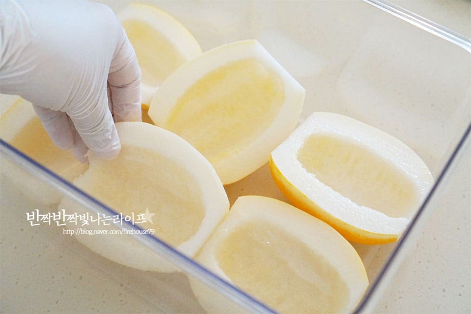 넉넉한 크기의 밀폐용기에 손질한 참외를 담아줍니다. 오목한 부분이 위로 향하도록 올려 담아주세요. 그래야 절임재료가 흘러내지 않고 숙성이 잘됩니다. 먼저 천일염 1컵을 넣어줍니다. 장아찌를 만들 때 소금을 넣어 방부역할로 보관 기간을 증가해 주고요. 식초 1컵, 소주 1컵을 골고루 끼얹어줍니다. 소주를 넣으면 무르지않게 해주며 곰팡이가 생기지 않도록 해줍니다. 물엿 2kg를 부어줍니다, 물엿이 들어가 삼투압 작용으로 참외의 수분을 빼주기 때문에 아삭아삭한 식감을 더해줍니다. 저는 알토란 레시피 1/3분량으로 만들어 천일염 1/3컵, 식초 1/3컵 소주 1/3컵, 물엿 0.7kg 정도 넣었습니다.