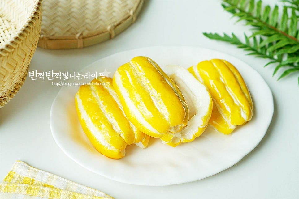 숙성이 끝나면 빈 통에 완성된 참외장아찌만 옮겨 담아줍니다. 냉장 보관 시에 2~3주 보관이 가능합니다. 장기간 보관하여 먹을 때는 소주 1/2컵(100ml)를 부어주면 더 오래 두고 맛볼 수 있습니다. 절임물은 버리지 않고 따로 보관하여 냉국을 만들거나 요리에 활용할 수도 있고요. 알토란 참외장아찌 만들기 과정이 간단한 편이라 여름 제철 참외를 활용하여 천일염, 식초, 물엿, 소주에 숙성하여 고추장이나 고춧가루 넣고 무침반찬이나 시원한 냉국을 만들어먹음 맛있어요. 매실이나 오이 등으로 만드는 것과 또 다르게 오독오독 식감과 은은한 단맛이 향긋하답니다. 맛있는 여름반찬 만들어드세요. 끄읕 !