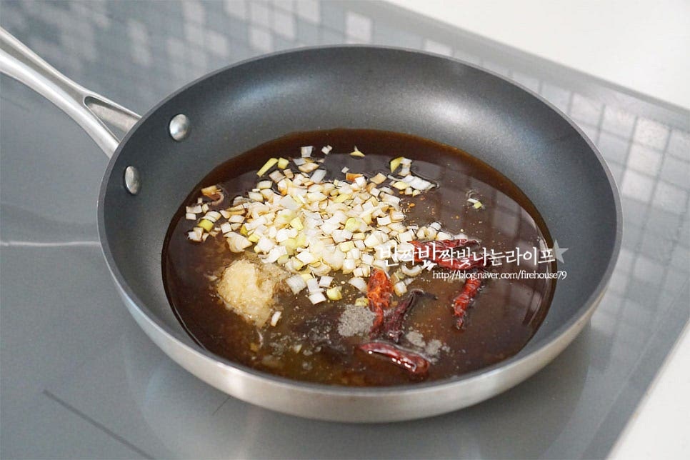 팬에 양념재료를 넣어줍니다. 진간장 3 큰 술, 굴소스 1/2 큰 술 맛술 3 큰 술, 물 4 큰 술 황설탕 1 큰 술, 꿀 2~3 큰 술 다진 대파 2 큰 술, 다진 마늘 1/2 큰 술 생강가루 약간, 베트남 고추를 넣어줍니다. 단맛은 입맛에 맞게 꿀을 가감하여 맞추어주세요. 재료가 어우러지도록 1분 정도 바글바글 끓여줍니다. 팔팔 끓는 상태로 구운 닭을 넣고 버무려 줍니다. 튀김옷이 입힌 상태라 간이 맛있게 잘 스며들어요. 수분이 날아가고 끈적한 농도가 되면 마무리하여 줍니다. 그릇에 먹음직스럽게 담아줍니다. 통깨도 솔솔 뿌려주어요. 이렇게 구워서 만들면 기름지지 않아 담백 고소한 육즙의 맛을 느낄 수 있고 소스와도 잘 어울려요. 영상도 같이 담았어요. 오늘은 매콤하게 건고추를 넣어주었는데요. 아이랑 먹을 땐 조금 달콤하게 간을 맞추어주시면 반찬이나 간식으로 딱 좋답니다. 닭날개 간장조림 맛있게 만들어 드세요^^ 끄읕 !