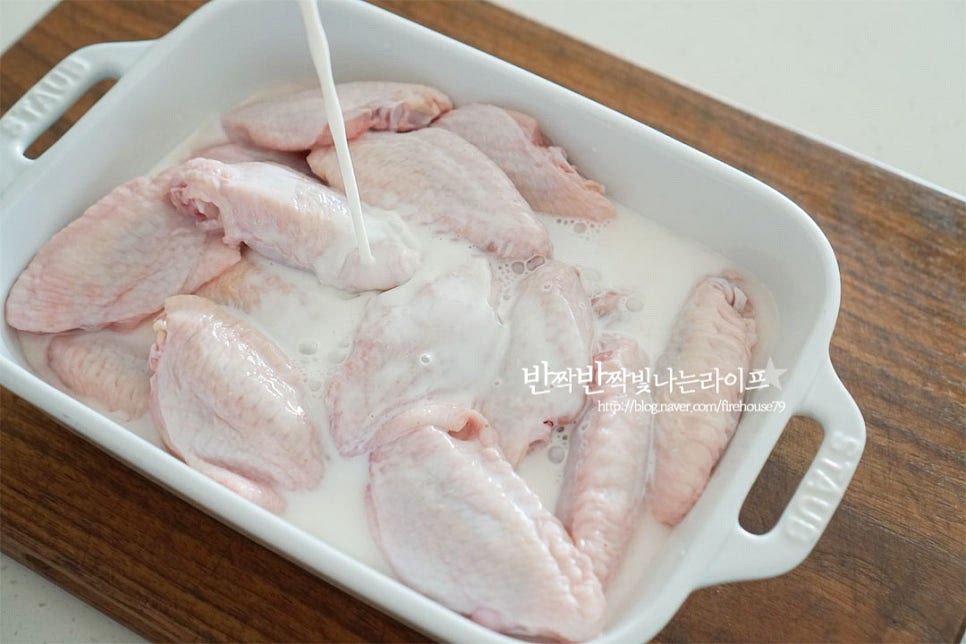 닭은 우유 1/2컵을 부어 10분 정도 재워둡니다. 우유에 재운 뒤 요리하면 누린내도 잡을 수 있고 육질을 더 부드럽게 해줍니다. 우유에 재운 뒤 흐르는 물에 헹구어 물기를 제거해요. 그리고 가볍게 밑간을 하여 줍니다. 구운 뒤 양념에 졸여줄 것이라 간은 약간만 해주어요. 맛술 1 큰 술, 소금과 후추 약간 뿌려줍니다. 저는 갈릭솔트 약간 뿌려주었습니다. 너무 많이 뿌리면 나중에 간이 짜질 수 있어요. 10~15분 정도 재워두었다가 튀김가루 2 큰 술 듬뿍 넣고 버무려줍니다. 튀김가루 옷을 입혀 겉의 식감을 바삭하게 구워줄 것이랍니다. 튀김가루에 버무린 뒤 식용유 2 큰 술 넣고 전체적으로 고르게 버무려줍니다. 기름에 튀기지 않고 에프에 닭을 구워 겉의 바삭한 식감을 살리고 고소하고 담백하게 닭구이를 만들어요.