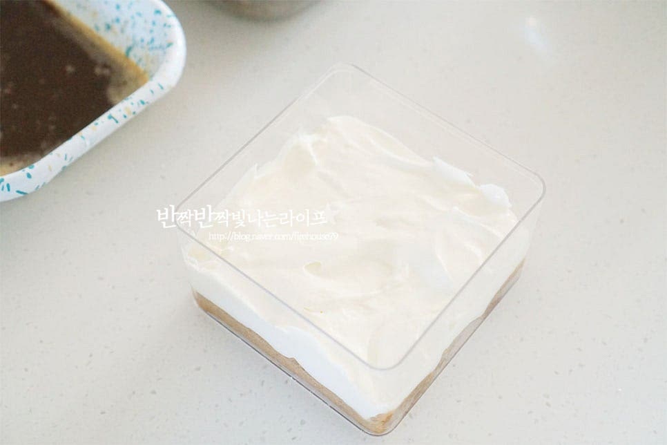 촉촉한 레이디핑거 위로 만들어둔 크림을 올려줍니다. 좋아하는 대로 비율을 맞추어주면 되는데요. 저는 용기에 쌓아줄 것이라 칸을 나누어 시트와 크림을 겹겹이 올려주었습니다. 그 위로 다시 사보이아르디를 올리고 크림으로 채워줍니다. 윗면 크림은 깔끔하게 정돈하여 담아주세요. 그릇에 바로 만들 때는 층층이 쌓아 올릴 때 짤 주머니를 활용하면 모양을 내어주기 보다 간편합니다.