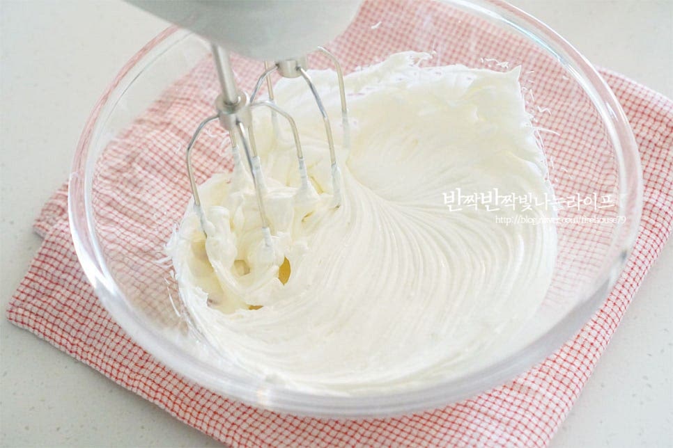 마스카포네치즈는 생크림과 섞어 케이크를 만들 때 많이 활용되는데요. 향이 강하거나 숙성된 맛이 아닌 버터처럼 고소하면서도 생크림 같은 단맛과 보드라운 식감이에요. 차가운 상태로 냉장고에서 바로 꺼내어 요리를 시작해 줍니다. 실온에 오래 두면 분리가 될 수도 있습니다. 덩어리를 가볍게 풀어줍니다. 액상 상태의 생크림 200g, 설탕 25g을 부어줍니다. 설탕은 30g 내외로 넣어주면 되는데요. 은은하게 단맛이 느껴지는 정도가 커피의 향과 레이어드 되면서 잘 어울려요. 휘핑기 저속으로 부드럽게 풀어가며 섞어줍니다. 설탕 입자가 녹으면서 질감이 걸쭉한 정도가 되어 약간의 휘퍼 자국이 보이기 시작하면 계란 노른자 2개를 넣어줍니다. 익혀서 먹는 것이 아니기 때문에 노른자는 신선한 것으로 준비하고 비린 맛을 잡아주고 풍미를 더해주기 위해 바닐라익스트랙 1g도 넣어줍니다. 노른자가 섞일 수 있도록 섞어줍니다. 점점 색이 밝아지면서 농도가 진해지는 게 눈으로 보입니다. 크림화되면서 휘퍼자국이 선명하게 남으면 부드러우면서도 단단하게 잘 만들어졌어요. 마스카포네와 생크림의 은은한 단맛이 그대로 먹어도 맛이 좋습니다. 주걱으로 가볍게 정돈해주세요.