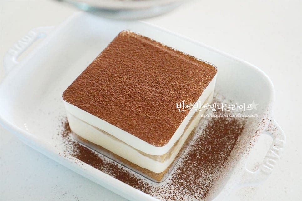 윗면을 정돈한 뒤 그 위로 코코아 파우더를 곱게 체에 내려 뿌려줍니다. 바로 먹어도 좋지만 반나절 이상 냉장고에 넣어 차갑게 해준 뒤 먹으면 더 촉촉하고 부드러운 달콤함을 진하게 맛볼 수 있답니다. 코코아파우더는 먹기 전에 뿌려주셔야 눅눅하지 않고 맛있게 즐길 수 있어요. 티라미수 만드는 법은 노오븐 케이크라 집에서 만들기 어렵지 않은데요. 치즈와 생크림을 잘 섞어 크림화해준 뒤 커피 적신 시트와 번갈아가며 쌓아준 뒤 코코아파우더로 마무리해 줍니다. 눈도 즐겁고 먹어보면 사르르 녹는 부드러움에 입도 즐거워요. 영상도 같이 담았어요. 재료들이 조화롭게 레이어드 되면서 맛있게 어우러지는데요. 만들어서 디저트로 곁들여 먹기도 좋고 집에서 간단한 레시피로 만들어 근사하게 먹기도 좋답니다. 티라미수 만들기 층층이 쌓인 부드러운 달콤함을 맛있게 요리해 드세요. 끄읕 !