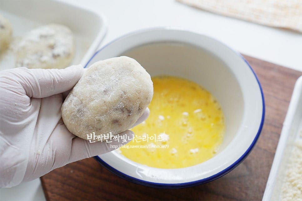 밀가루 옷을 입혀줍니다. 달걀물도 부드럽게 입혀주고요. 빵가루도 듬뿍 입혀줍니다. 식용유를 달군 뒤 빵가루 조각을 넣었을 때 위로 지글지글 떠오르는 정도의 온도가 되면 튀김옷 입힌 감자크로켓을 튀겨줍니다. 속재료가 익은 상태라 치즈가 녹을 정도로 노릇하게 튀겨주어요. 노릇노릇 튀겨주면 보기만 해도 먹음직스러워요^^ 기름을 가볍게 털어준 뒤 양배추와 같이 그릇에 담아줍니다. 채소랑 같이 곁들이면 한 접시에 영양도 가득이죠~ 만들기 요리 영상을 같이 보시면 조금 더 쉽게 따라 만드실 수 있답니다. 뜨거울 때 하나 집어보면 바삭바삭한 소리와 식감이 장난 아니죠. 반으로 잘라보면 치즈가 쭈욱 늘어나는 맛은 역시 뜨거워야 제맛이랍니다. 아이가 좋아하는 간식이기도 하고, 맥주랑 곁들이면 또 별미가 따로 없어요. 튀김옷 곱게 입은 맛은 최고죠. 감자고로케 만들기 노릇한 색감 바삭함 속에 포슬포슬 부드러움과 소고기와 양파의 풍미를 더해 만들어 드셔보세요. 언제 먹어도 맛있답니다. 맛있게 만들어 드세요^^ 끄읕 ! 단호박스프도 참고해 주세요.