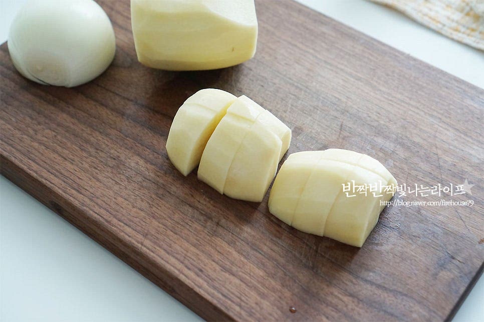 감자는 큰 걸로 2개 준비했어요. 껍질을 벗겨준 뒤 반으로 잘라 6등분 하여 줍니다. 한 번에 크게 찌면 시간이 오래 걸리므로 적당한 크기로 잘라 찜기에 넣어주었어요. 찐감자로 만들면 포슬포슬 부드러움이 더 맛있어요. (간단하게 전자레인지로 익히셔도 됩니다.) 끓어오르면 찜기에 재료를 넣고 중불로 15분 정도 쪄줍니다. 크기에 따라 시간은 가감해 주고, 익은 정도는 젓가락으로 확인하면 간편해요~