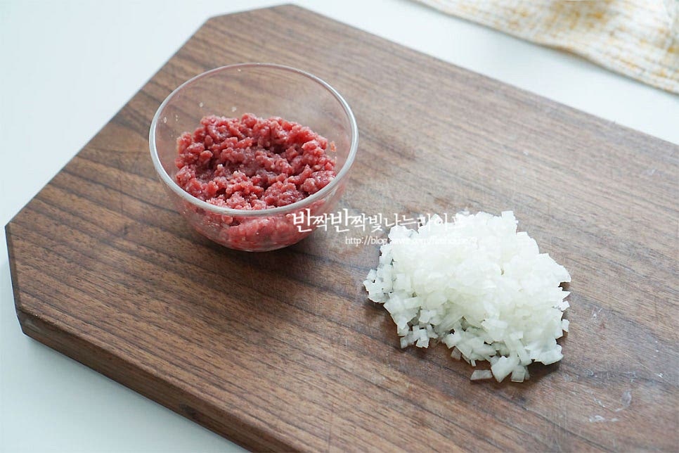 곁들일 재료를 손질해요. 채소를 다져 넣어도 맛있는데 다진 소고기와 양파로 풍미를 더해주었어요. 양파는 잘게 다져줍니다. 고기는 간장 1 큰 술, 맛술 1 큰 술 매실액 1 큰 술, 후추 약간을 넣고 10분 정도 밑간하여 줍니다. 감자고로케에 다진 소고기를 넣으면 중간에 씹히는 맛도 있고 재료의 밸런스가 좋더라고요^^ 팬에 식용유 약간을 두르고 양파가 투명해질 정도로 볶아요. 양파가 투명해지면 고기를 넣고 볶아줍니다.