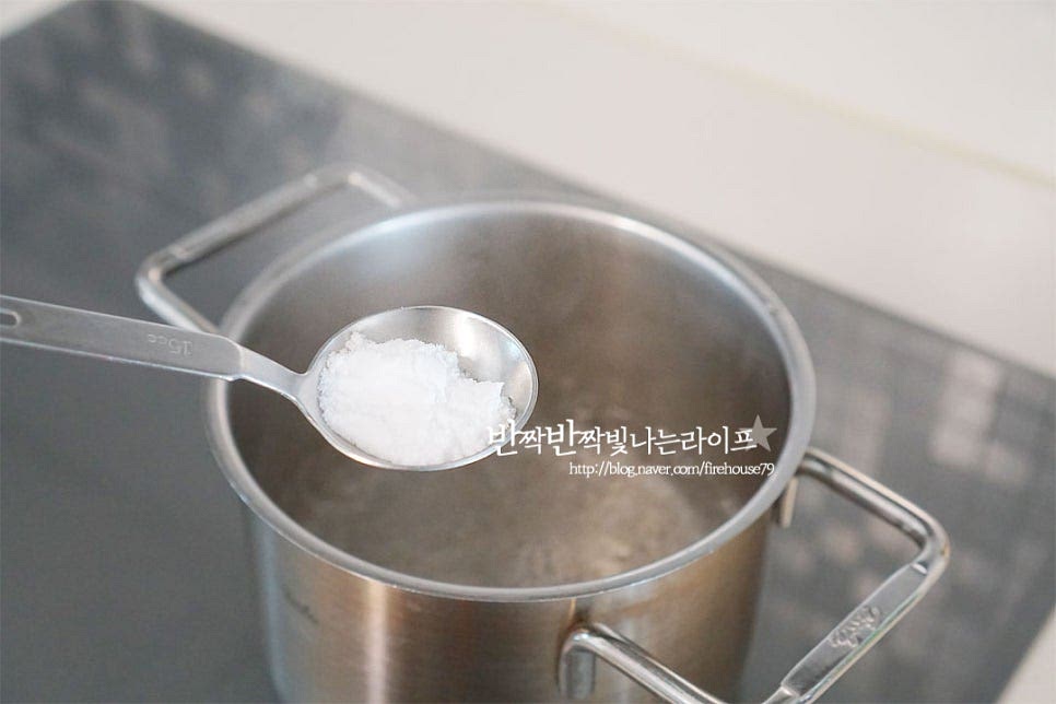 냄비에 물 1L를 넣고 팔팔 끓으면 소금 10g을 넣어줍니다. 준비한 면을 넣고 삶아줍니다. 스파게티 면 90~100g 정도를 1인분으로 잡고 양을 준비해 주시면 됩니다. 파스타면의 종류는 다양하게 넣어주세요. 대략 6분~7분 정도 면을 삶아주시면 먹기 좋게 익는데요. 면이 소스를 흡수할 수 있도록 완전히 푹 익히지 않고 1분 정도 덜 삶아주었습니다. 삶은 면은 그릇에 담아 올리브오일 약간 둘러 준비해두고, 면수도 조금 덜어 담아둡니다. 면을 바로 요리하는 것이 아니라면 올리브오일에 버무려두어야 서로 들러붙지 않고 식감도 탱글 합니다.