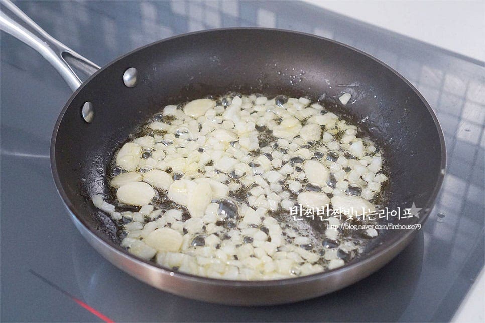 달군 팬에 올리브오일 2 큰 술, 버터 1 큰 술 두르고 다진 마늘과 양파를 볶아줍니다. 타지 않도록 불 조절을 하여주세요. 크림이 들어가는 소스에는 버터가 약간 들어가주면 고소한 풍미가 훨씬 더 깊습니다. 마늘의 향이 올라오면 새우를 넣고 화이트 와인 1 큰 술 뿌려줍니다. 청주도 좋아요. 새우를 노릇하게 구워줍니다. 새우의 겉면이 익으면 양송이버섯과 베이컨을 넣어줍니다. 양송이버섯이 익으면 방울토마토도 같이 넣어주고요.