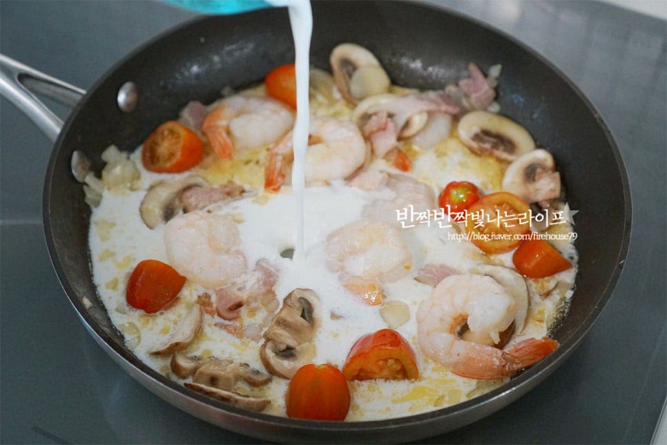 재료가 어우러지도록 2분 정도 볶은 뒤 생크림을 넣어줍니다. 1인분 기준 200ml 넣어주었는데 농도에 따라 양은 가감하여 주세요. 토마토소스와 토마토페이스트를 넣어주어요. 페이스트가 들어가면 조금 더 진한 맛이 나는데요. 상황에 따라서 생략 가능합니다. 시판용 소스는 맛 차이가 있어 간을 보아가며 양을 조절해 주세요. 산미가 강한 소스일 경우 설탕 약간을 더해주시면 감칠맛을 살릴 수 있습니다. 두가지가 어우러지게 풀어주어 로제파스타소스를 만들어요. 끓어오르면 면을 넣어줍니다. 면과 함께 파르메산 치즈 간 것도 넣어주세요. 시판용 파마산치즈나 슬라이스치즈도 좋아요. 치즈가 들어가면 풍미가 살면서 꾸덕해집니다. 간을 보고 소금, 후추로 간을 맞추어 마무리해요. 불을 끄고 1분 정도 그대로 두어 면이 소스를 흡수하도록 해준 뒤 먹기좋게 그릇에 담아줍니다. 파슬리가루나 허브를 더해주시면 먹음직스럽게 완성되어요. 영상도 같이 담았어요. 크림과 토마토 사이에서 고민할 필요 없이 장점만 넣고 만든 맛이라 실패할 수가 없어요. 꾸덕꾸덕한 고소하고 산뜻한 맛과 탱글 한 새우와 베이컨이 조화롭습니다. 로제파스타 만들기 맛있게 만들어 드세요^^ 끄읕 !