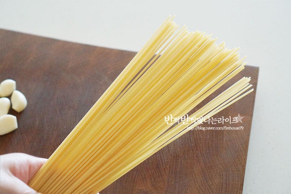 알리오 올리오 파스타의 기본 재료로 파스타면과 마늘, 페페론치노, 올리브오일을 준비합니다. 루꼴라나 치즈 같은 부재료는 입맛에 맞게 준비해주면 됩니다. 스파게티면은 1인분 기준 90~100g 정도 준비하면 됩니다.