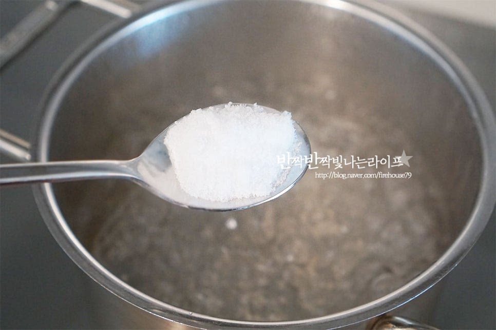 냄비에 물 1 L 정도를 붓고 끓어오르면 소금 10g을 넣어줍니다. 밥숟가락에 3/4 정도 넣으면 10g 정도가 됩니다. 끓는 상태로 면을 펼쳐 넣고 삶아줍니다. 삶는 시간은 면의 종류마다 다르기 때문에 제품 뒷면의 조리시간을 참고하여 먹기 좋게 익혀주면 됩니다. 면은 1~2분 정도 덜 익혀 삶아주는데요. 면이 소스를 흡수할 수 있도록 식감이 있는 정도로만 삶아줍니다. 입맛에 따라 퍼진면을 좋아한다면 더 익혀도 좋습니다. 따로 물에 헹구지 않고 스파게티만 건져서 오일을 약간 둘러 면이 굳지않게 버무려 준비해둡니다. 면수는 활용하기 위해 따로 덜어 담아 둡니다. 면을 삶다가 거의 다 익어갈 때 프라이팬 조리를 시작해 삶은 면을 바로 팬에 넣고 볶아도 됩니다.