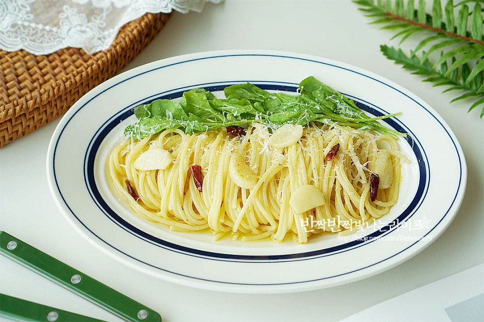 오일파스타는 면을 돌돌 말아 푸짐하게 담고 루꼴라를 곁들여주면 맛있게 완성입니다. 알리오 올리오 파스타 만들기는 재료와 레시피 과정이 간단한데 오일과 마늘, 면수가 어우러지면서 풍미좋은 소스를 만들고 면에 간이 흡수될 수 있도록 촉촉하게 볶아 만들면 맛있게 맛볼 수 있습니다. 기본 조리과정을 참고하여 새우나 명란 등의 재료를 더해도 좋지만 그대로도 담백한 감칠맛이 맛있습니다. 알리오올리오 레시피로 맛있게 만들어드세요. 끄읕 !