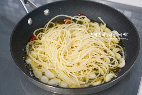 삶은 면을 넣고 전체적으로 골고루 코팅되도록 버무립니다. 촉촉하게 섞이면 치킨스톡 1/2 작은 술, 소금과 후추 약간 뿌려 간을 맞춥니다. 소금 간만 해도 담백하지만 치킨스톡을 활용하면 풍부한 감칠맛을 낼 수 있습니다. 저어가며 볶아주고 적당하게 자박하고 촉촉해야 면이 흡수하면서 맛이 스며듭니다. 촉촉한 상태로 파르메산치즈를 갈아 넣고 마무리 완성합니다. 오일과 면수는 부족하면 더해주어 마르지 않고 촉촉하게 만들어준 뒤 불을 끄고 1분 정도 흡수가 되도록 두었다가 그릇에 옮겨 담아줍니다.