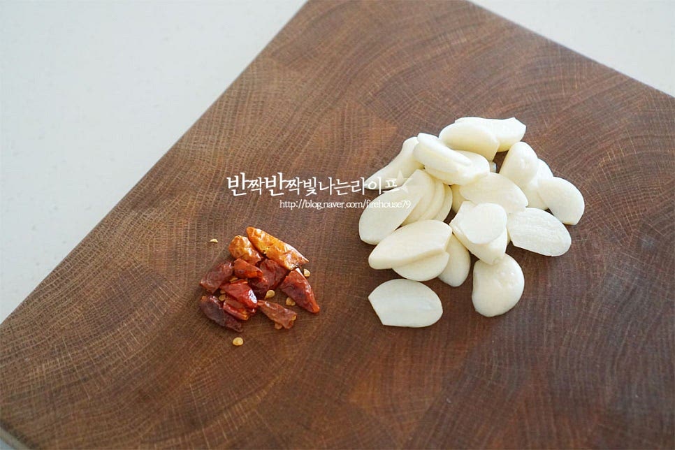 통마늘은 편으로 썰고 페페론치노는 반으로 잘라 부셔주었습니다. 매운맛 입맛에 따라 페퍼론치노를 준비하고 마늘은 으깨거나 편으로 썰어 소스에 향을 내어주는데 으깬 것은 향이 진하게 우러나지만 타기 쉬우니 불 조절을 잘 해줘야 쓴맛이 나지 않고 편으로 썬 것은 조금 더 깔끔하게 맛을 냅니다. 저는 편마늘을 정량 보다 조금 넉넉하게 넣고 면과 같이 먹는 것을 좋아해서 편으로 썰었습니다. 어린 루꼴라잎은 식초물에 담가 살짝 흔들어 흐르는 물에 세척한 뒤 물기를 털어 준비했습니다. 오일파스타에 루꼴라의 쌉싸름한 맛이 잘 어울리니 상황에 맞게 준비해주면 됩니다.