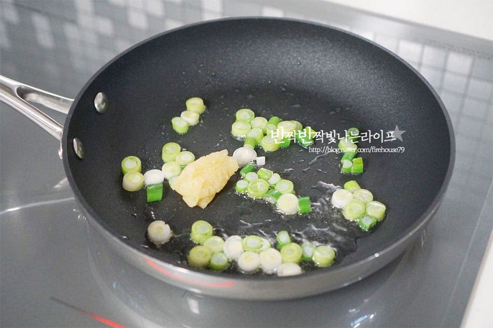 달군 팬에 식용유 2 큰 술을 두르고 대파와 다진 마늘 1/2 큰 술을 넣어줍니다. 향신 재료를 볶아 향을 내어줍니다. 대파가 나른하게 향이 느껴지면 돼지고기를 넣고 볶아줍니다. 겉면이 익으면 새우, 맛술 1 큰 술을 넣고 함께 볶아줍니다. 새우가 절반 이상 익으면 양배추와 당근, 양파를 넣어줍니다. 채소의 아삭함을 위해 중간 센 불로 볶아주었습니다. 채소가 투명 빛이 돌게 아삭해지면 면과 소스를 넣어줍니다. 재료를 순서대로 넣고 볶아주면 되어 조리과정이 어렵지는 않습니다. 양념이 우동에 맛있게 배면 홍고추를 넣고 마무리 완성해요. 마지막에 후추를 약간 넣어주거나 참기름을 조금 더해도 향이 좋습니다.