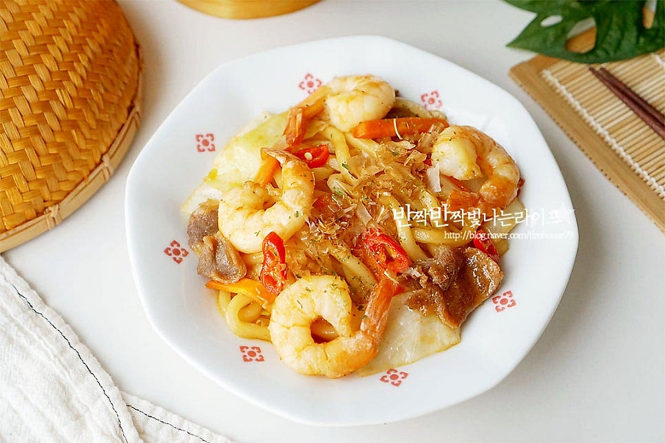 푸짐하게 재료들을 담은 뒤 마지막에 가쓰오부시를 약간 올리고 파슬리가루를 톡톡 뿌려주면 맛깔납니다. 가쓰오부시를 곁들이면 야끼우동 스타일로 잘 어울려요. 영상도 같이 담았어요. 쫄깃한 우동면에 짭조름한 감칠맛이 스며들어 아삭아삭 탱글한 맛이 별미에요. 감칠맛을 풍부하게 해주는 굴소스로 맛을 내어 간단하게 맛내기도 좋답니다. 굴소스 볶음우동 만드는법 간단하고 맛있는 레시피로 푸짐하게 요리해드세요, 끄읕 !