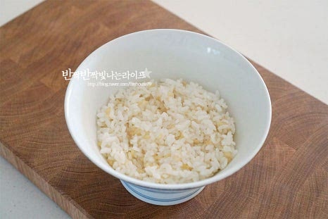 밥을 먼저 담은 뒤 양파를 올려줍니다. 같이 볶아서 넣는 것보다 생야채를 곁들이면 산뜻하게 잘 어울린답니다. 그 위로 볶은 항정살을 올려줍니다. 간장과 어울리는 고소한 계란 노른자, 쪽파를 올려 완성해요. 달콤 짭조름하면서 먹을수록 고소하고, 산뜻하고 향긋하게 어우러지는 꽈리고추와 양파가 밥과 잘 어울린답니다. 노른자를 톡 터뜨려 같이 슥슥 먹어보면 한그릇 뚝딱 비우는 맛이에요. 영상도 같이 담았어요. 돼지고기를 노릇하게 구운 뒤 간장소스와 꽈리고추를 넣고 볶아 밥 위에 올려먹는 한그릇요리 덮밥 별다른 반찬이 필요 없는 든든하고 푸짐한 메뉴랍니다. 항정살 덮밥 만들기 맛있게 만들어 즐겨보세요^^ 끄읕 !