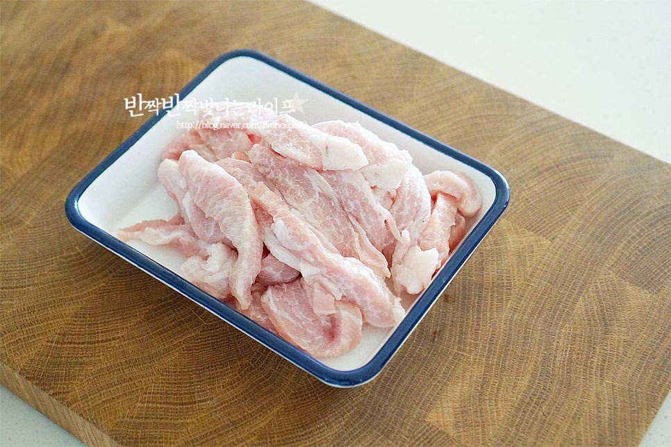 돼지고기 부위 중에서도 살코기에 촘촘하게 박힌 마블링이 있는 항정살은 쫄깃하고 아삭한 식감으로 구이나 조림, 덮밥 등의 다양한 요리를 만들어 먹기 좋은데요. 간장소스와 채소를 곁들인 레시피로 먼저 가볍게 핏물을 닦아줍니다. 꽈리고추는 씻은 뒤 꼭지를 제거하고 양파는 얇게 채썰어주고, 쪽파는 고명으로 올리기 위해 송송 썰어줍니다. 돼지고기덮밥에 꽈리고추의 향이 잘 어울리며 청양고추나 건고추로 대체 가능합니다. 양파는 찬물에 담가 매운맛을 제거하고 아삭한 식감을 살려줍니다.