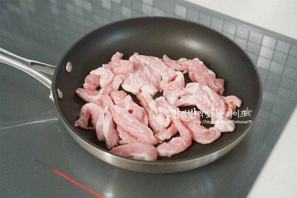 달군 팬에 항정살을 올려 구워줍니다. 타지 않게 앞뒤로 노릇하게 구워줍니다. 구워서 익혀준 뒤 양념소스에 졸여줄 것이랍니다. 노릇하게 구워지면 황설탕 1/2 큰 술, 다진 마늘 1/2 큰 술 진간장 1½ 큰 술, 맛술 1½ 큰 술 올리고당 1/3 큰 술을 넣어줍니다. 간에 따라 단맛과 짠맛을 가감하여 줍니다. 짭조름한 간장과 달콤한 설탕이 고소한 항정살과 맛있게 어우러져요. 양념이 어우러지도록 물 2~3 큰 술을 추가하여 농도를 조절하여 졸이듯 구워줍니다. 수분을 날려 바싹하게 볶아줍니다. 눌어붙지 않게 노릇하게 구워주면 설탕의 단맛이 고소해지며 불향이 느껴져 맛있어요. 소스가 거의 졸아들면 꽈리고추를 넣어주는데요. 저는 깜박하고 사진을 늦게 찍었어요; 꽈리고추의 식감과 향을 살리기 위해 센 불로 빠르게 볶아주면 아삭하고 맛나요.