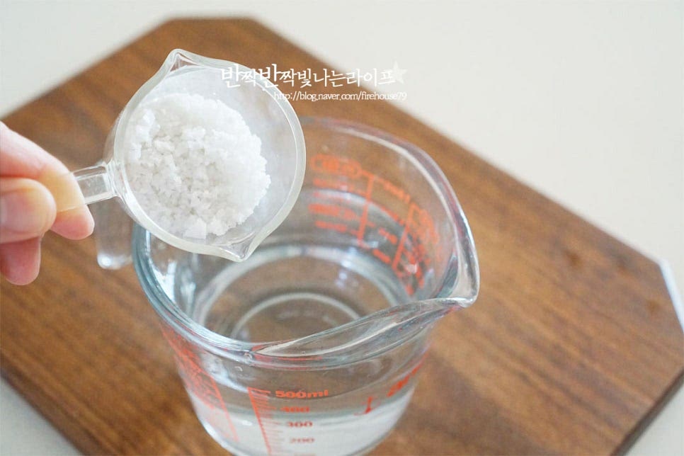 물 2컵에 천일염 1/4컵을 넣고 잘 녹여 절임 소금물을 만들어줍니다. **저는 1/2분량으로 만들었습니다. 소금이 질 녹도록 잘 저어줍니다. 천일염에 바로 절이지 않고 소금물에 절여 아삭함을 살려줍니다. 재료를 담은 볼에 소금물을 넣고 15분간 절여줍니다. 오래 절이지 않고 짧게 절여서 알토란 나박김치 식감이 아삭합니다. 절이는 동안 두세 번 뒤적여 주었습니다. 15분이 지난 뒤 보면 숨이 죽어있어요. 알배추와 무는 가볍게 헹군 뒤 체반에 밭쳐 물기를 털어줍니다. 겨울철에는 헹구지 않고 만드셔도 되지만 지금 계절에 만드는 것은 쓴맛이 나지 않게 가볍게 헹구어 주시면 됩니다.