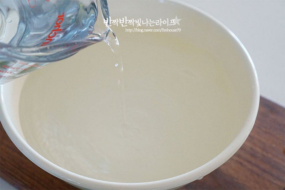 나박김치 김칫 국물을 만들어 줍니다. 알토란 담그는법의 중요 조리과정이기도 한데요. 아삭한 식감을 살리기 위해서 따뜻한 물에 양념을 해준답니다~ 끓는 정수물 4½컵, 차가운 정수물 4½ 컵을 1:1 비율로 섞어 부어줍니다. 섞은 물의 온도는 미지근한 50도 정도의 물이 됩니다. 아래 사진과 같이 면포에 고운 고춧가루 1/4컵을 넣고 따뜻한 물에 담가 조물조물 주물러줍니다. 그럼 빨갛고 곱게 색이 우러난답니다. 고운고춧가루가 없다면 일반 고춧가루도 좋습니다. 고춧가루 물이 우러나면 소금과 설탕으로 간을 해주는데요. 소금은 한 번에 다 넣지 않고 입맛에 맞게 가감해 주시는 게 좋습니다. 야채를 모두 넣고 숙성하는 과정에서 숙성이되면서 연해 지기 때문에 약간 간간한 정도로 맞추어 주시면 됩니다.