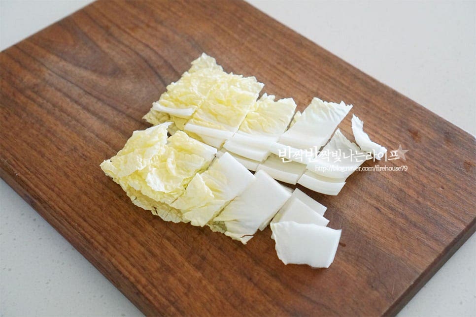 알배추는 밑동 부분을 잘라내어 한 장씩 잎을 떼어내어 준 뒤 연한 이파리 부분은 잘라내고 먹기 좋게 나박 썰기 해줍니다. 무도 알배추와 크기를 맞추어 나박하게 썰어줍니다. 너무 얇게 써는 것보다 배추 줄기 부분 정도로 두께를 맞추어 썰어주시면 식감이 더 좋습니다. 어우러지게 가볍게 섞은 뒤 큰 볼에 담아줍니다.