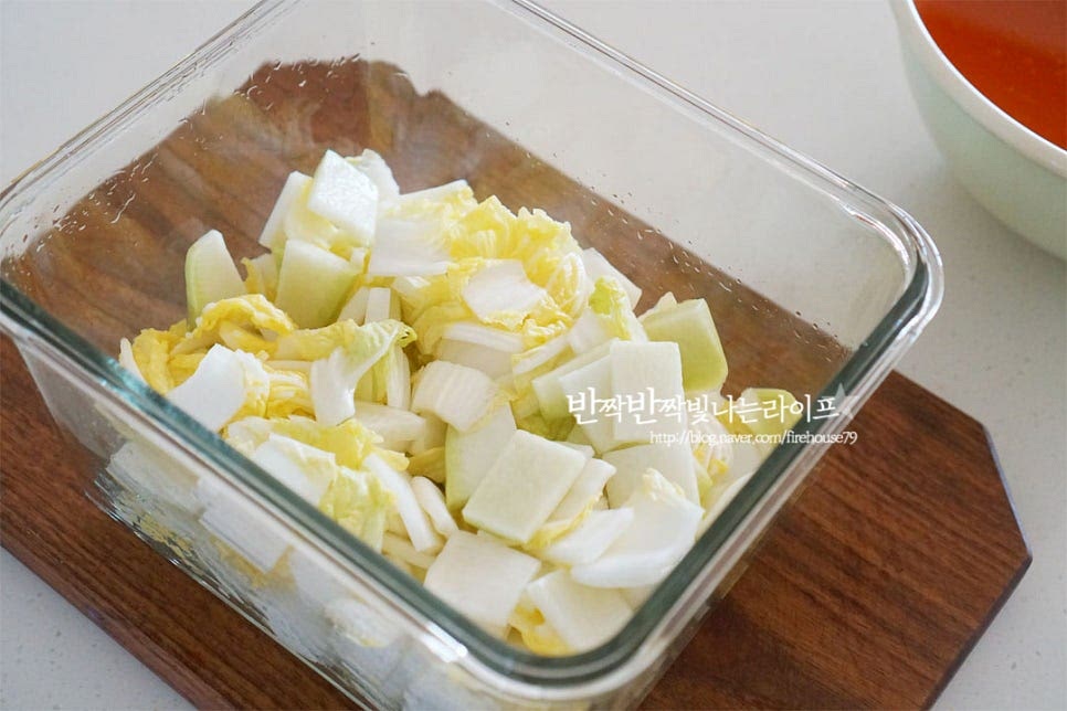 밀폐용기에 절인 알배추와 무를 담아줍니다. 만들어둔 김칫 국물을 부어줍니다. 대파와 홍고추도 넣어줍니다. 채 썬 마늘과 생강을 넣어줍니다. 고르게 어우러지도록 섞어준 뒤 실온에서 하루 정도 숙성한 뒤 냉장 보관해 주시면 되어요. 일반적인 김치를 담그는 것에 비해 알토란 나박물김치담그는법은 조리과정이 복잡하지 않아 처음 만드시는 분들도 어렵지 않게 요리할 수 있어요. 배나 사과를 같이 넣기도 하는데 과일을 넣고 숙성하게 되면 채소나 과일이 무를 수 있어 국물맛이 깔끔하지 않아 먹기 직전에 따로 담아주는 게 좋다고 합니다. 영상도 같이 담았어요. 배추물김치를 그릇에 담을 때 미나리 줄기 부분과 배를 잘라 같이 담아주었어요. 이렇게 같이 담아내면 먹음직스러워요. 나박물김치담그는법 시원하고 산뜻하게 만들어 드세요^^ 끄읕 !