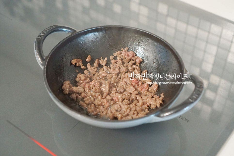 냄비에 참기름 1½ 큰 술 두르고 다진 소고기를 먼저 볶아줍니다. 고기의 표면이 익으면 애호박, 양파, 버섯을 넣고 같이 볶아줍니다. 1~2분 정도 볶아준 뒤 양념재료를 넣어줍니다. 된장 1½ 큰 술, 고추장 1 큰 술 고춧가루 1/2 큰 술, 참치액 1 작은 술 다진 마늘 1/2 큰 술, 황설탕 약간 넣어줍니다. 설탕을 약간 넣어주시면 감칠맛을 더 살릴 수 있습니다. 재료가 어우러지도록 가볍게 볶아줍니다. 볶은 뒤 육수를 부어 끓여 깊은 맛을 내어주어요. 멸치 다시마 육수(또는 쌀뜨물) 80ml 정도 부어줍니다. 농도에 따라 양을 가감하여 조절하여 주세요. 저어가며 보글보글 끓여줍니다. 재료가 거의 다 익으면 으깬 두부를 넣어줍니다. 두부가 들어가면 짠맛이 구수하게 중화되어 맛이 좋죠~ 2~3분 정도 끓여준 뒤 대파와 고추를 넣고 마무리해요. 반찬거리 고민될 때 냉장고 속 자투리 채소나 버섯을 넣고 자글자글 끓여 내면 간단하게 만들 수 있고 밥 위에 올려 비벼 먹음 하나만 있어도 밥한공기 뚝딱 비우게 되는 맛이죠. 여기에 달걀 하나만 구워도 그대로 별미에요. 영상도 같이 담았어요. 깊고 진한 구수함이 푸짐한 건더기와 어우러져 맛이 좋아요. 소고기와 두부를 넣어주었더니 맛은 물론 영양까지 듬뿍입니다. 강된장 만드는법 같이 만들어 보아요^^ 끄읕 !