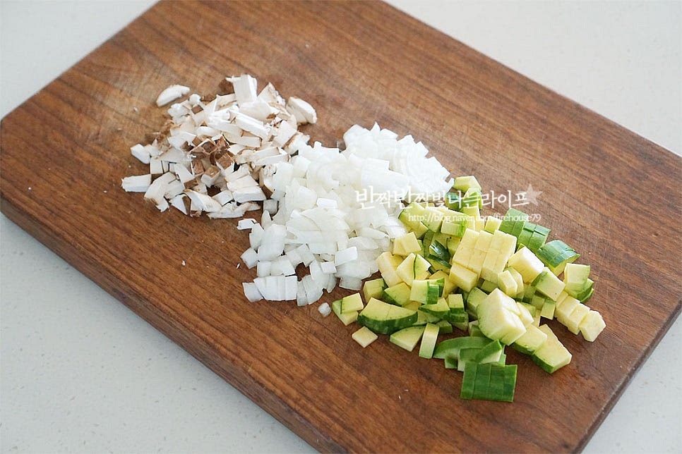 강된장에 들어가는 재료는 모두 크기를 잘게 잘라 떠먹기 좋도록 해주어요. 표고버섯, 양파, 애호박은 모두 굵게 다져 썰어줍니다. 대파와 고추 역시 얇게 송송 썰어줍니다. 두부는 면포로 수분을 제거하여 으깨어줍니다.