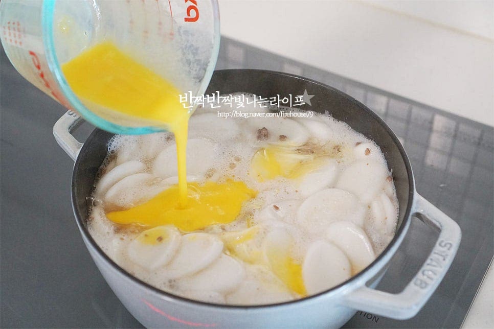 팔팔 끓어오를 때 풀어둔 달걀물을 가장자리로 크게 둘러 넣어줍니다. 끓을 때 넣어주시면 보드라운 식감으로 익어서 재료와 더 잘 어우러진답니다^^ 부족한 간은 소금으로 맞추어 주고, 대파를 넣고 마무리합니다. 먹기 좋게 그릇에 담아준 뒤 김가루와 깨소금을 올려주면 한 그릇 푸짐하게 완성입니다. 깊고 진한 국물 맛과 한입 베어 물면 감칠맛 나는 만두 쫄깃한 떡국이 정말 맛있어요. 쌀로 만든 떡이 들어가 부담 없이 만들어 든든하게 먹기에도 좋습니다. 영상도 같이 담았어요. 국물이 끝내줘요~ 멘트가 생각나는 맛입니다. 멸치육수로 끓인 맛의 매력은 깔끔하면서도 깊은 감칠맛이 풍부하다는 점인데요. 여기에 김치 곁들여 먹음 겨울철 별미로 꼭 먹게 되는 맛이에요. 떡만두국 끓이는법 맛있게 만들어 드세요^^ 끄읕 !