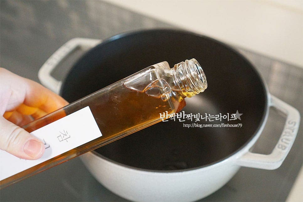 냄비에 참기름 1 큰 술 두르고 다진 소고기를 넣고 볶아줍니다. 소고기는 키친타월로 가볍게 핏물을 제거하여 넣어주세요. 잘게 썬 소고기를 넣고 끓이면 재료에서 나오는 고소한 맛이 더 잘 어우러져 깊은 맛을 내기에 좋습니다. 취향에 따라서 국거리를 준비해 주셔도 좋습니다. 고기의 표면이 익으면 국간장 1 큰 술 넣고 같이 볶아줍니다. 다진 고기라 따로 밑간하지 않고 볶을 때 국간장 넣어주면 간이 스며들어 먹기에 좋고 끓일수록 깊은 맛이 우러난답니다.