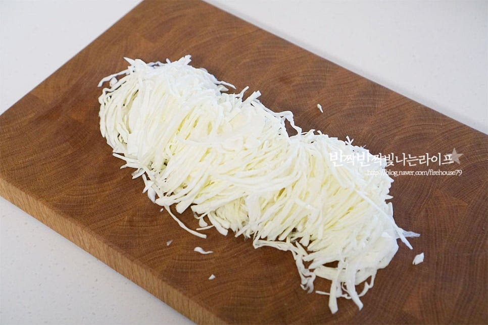 양배추는 식초물에 담가 세척한 뒤 물기를 제거해 줍니다. 젓가락으로 집어먹기 좋게 채 썰어줍니다. 다른 채소와 같이 채를 썰어 만들었는데 입맛에 따라 얄팍하게 네모 모양으로 썰어도 됩니다. 양파는 결 반대 방향으로 반으로 가른 뒤 얇게 채를 썰어주고, 당근도 길이를 맞추어 2mm 정도 두께로 채 썹니다. 기본 재료로 양배추, 양파, 당근을 준비했는데 사과나 오이, 파프리카를 넣어도 맛있어요. 통조림에 든 콘옥수수는 체에 밭쳐 물기를 제거한 뒤 준비해둡니다.