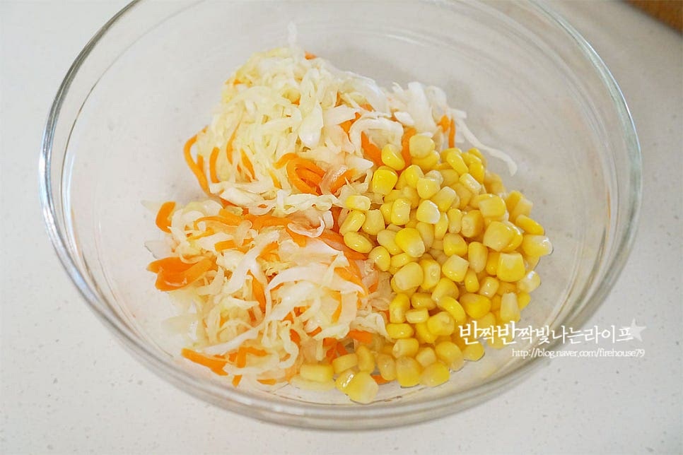 옥수수콘과 절인 야채를 같이 담아줍니다. 마요네즈 4 큰 술, 알룰로스 또는 황설탕 1 큰 술 사과식초 1 큰 술, 레몬즙 1 큰 술 후추 약간 넣어줍니다. 소금에 절여서 간이 되어있기 때문에 마요네즈 소스로 새콤달콤한 풍미를 더해주는데요. 신맛과 단맛은 입맛에 맞게 조절해 주세요. 마요네즈만 넣기 부담스럽다면 그릭요거트를 반반같이 넣어주면 보다 가볍게 맛볼 수 있습니다. 재료와 어우러지도록 버무린 뒤 냉장고에 넣고 차갑게 숙성해 줍니다. 코울슬로는 바로 먹어도 되지만 세 시간 이상 차갑게 해서 먹으면 아삭한 식감과 산뜻한 맛이 더 깊어집니다.