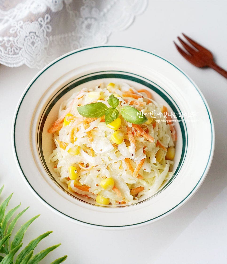 차갑게 숙성해 완성한 코올슬로는 접시에 푸짐하게 담아줍니다. 아삭아삭한 양배추는 먹을수록 은은한 단맛이 느껴지고 당근과 양파, 콘옥수수가 마요네즈 소스와 부드럽게 어우러집니다. 영상도 같이 담았어요. 채소를 절인 뒤 만들어 식감이 더 풍성하며 더운 여름 차갑게 두고 먹으면 든든합니다. 곁들임 메뉴 또는 활용하여 샌드위치 속을 채워도 맛있고요. 간단한 샐러드 만들기 맛있게 요리해드세요. 끄읕 !
