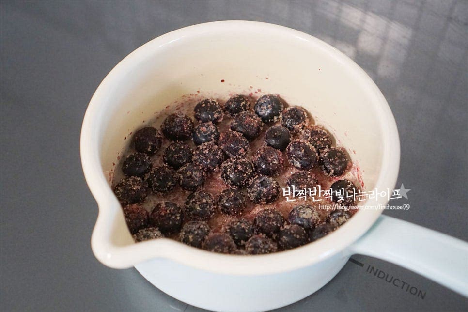 플레인 크림치즈를 발라먹음 맛있지만 새콤달콤한 블루베리 소스를 넣고 향과 풍미를 깊고 풍부하게 더해줄 것이에요. 냉동블루베리와 설탕 비율을 3:1로 넣어준 뒤 가볍게 섞어 과즙이 나오면 중약 불로 끓여줍니다. 설탕이 녹고 끓어오르기 시작하면 약불로 10분 졸여줍니다. 8분 정도 되었을 때 레몬즙 1 큰 술을 넣어줍니다. 레몬즙이 들어가면 향긋함도 좋고 색이 선명해져요. 걸쭉한 농도가 되면 불을 끄고 식혀줍니다. 뜨거우면 크림치즈와 섞지 못하기 때문에 식힌 뒤 넣어줄 것이에요.