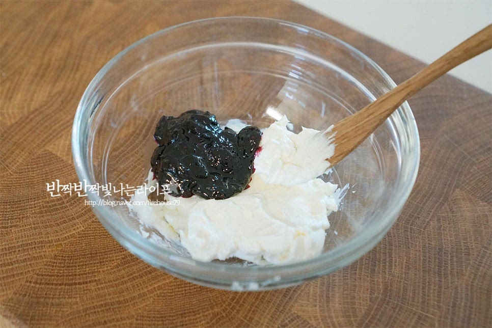 넉넉한 크기의 볼에 크림치즈에 소스를 넣어줍니다. 진하기 농도는 양을 조절하여 맞추어주세요. 어우러질 수 있도록 섞어줍니다. 새콤달콤한 맛이 더해져 다른 빵에 발라먹어도 맛있어요~