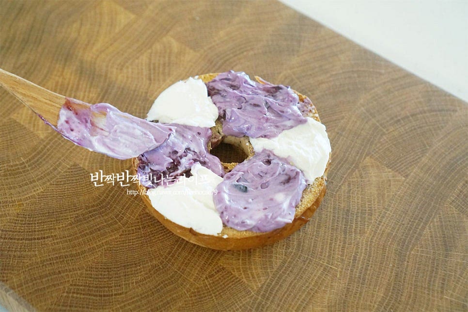 구운 베이글 위에 먹음직스럽게 발라줍니다. 플레인과 번갈아가며 듬뿍 발라주었어요. 베이글 에어프라이어 굽기 한 뒤 크림치즈 듬뿍 올려먹음 바삭하고 쫀득한 식감과 부드러우면서 고소한 맛이 맛있답니다. 영상도 같이 담았어요. 새콤달콤한 맛과 먹을수록 맛있는 풍미까지 간식으로도 식사 대용으로도 든든하고 간단한 레시피에요. 베이글 맛있게 먹는법 블루베리 크림치즈베이글로 즐겨보세요^^ 끄읕 !