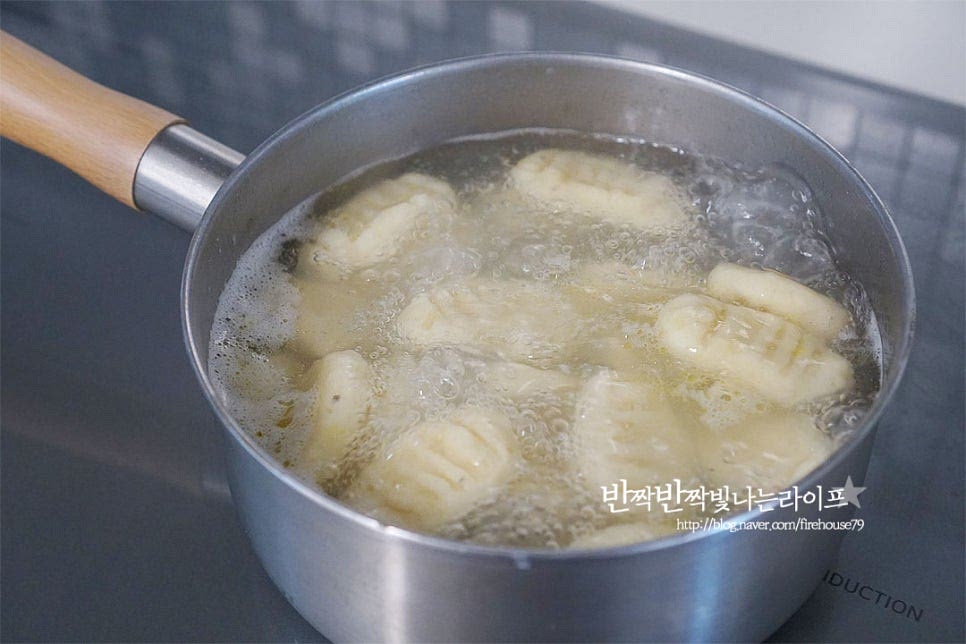 냄비에 물 1L 붓고 팔팔 끓으면 소금 1 큰 술, 올리브오일 1/2 큰 술을 넣고 끓는 상태에 만든 뇨끼 반죽을 넣어줍니다. 눌어붙지 않게 가볍게 저어 2~3분 끓이다 보면 위로 동동 떠올라요. 위로 떠오르면 잘 익은 것이랍니다~ 익은 뇨끼는 구워줄 것인데요. 올리브오일을 두르고 겉을 노릇하게 구워줍니다. 구운 뒤 크림 감자 뇨끼를 만들면 겉은 바삭하고 속은 촉촉 부드러워 식감과 고소한 풍미가 맛이 좋아요. 다섯, 고소하게 어울리는 크림소스를 만들어 줍니다. 베이컨은 2cm 두께로 채 썰고 양송이는 편 썰고, 양파도 채 썰어줍니다. 달군 팬에 올리브오일 2 큰 술, 버터 12g을 두르고 채 썬 양파와 다진 마늘을 넣고 향을 내어 볶아줍니다. 채소의 향이 올라오면 양송이버섯과 베이컨을 넣고 익혀줍니다. 버섯이 익으면 생크림을 부어줍니다. 생크림 농도에 따라 우유를 가감해 주면 됩니다. 한소끔 끓여 농도를 조절해 주고 파르메산 치즈가루 2 큰 술, 소금과 후추 약간 넣고 간을 맞추어 완성해 줍니다. 소스를 먼저 담은 뒤 그 위로 감자뇨끼를 올려 마무리해요. 따로 올려주면 구운 뇨끼의 바삭 고소한 식감 사이로 부드러움이 느껴진답니다. 영상도 같이 담았어요. 삶은감자를 으깬 뒤 뇨끼반죽을 만들 때 수분을 날려주어 본연의 맛과 향을 살려주어야 식감이 부드럽고 촉촉해요. 오늘은 크림소스에 곁들여 먹는 레시피를 알려드렸는데요, 오일이나 토마토소스, 바질페스토 등 여러 소스와 함께 곁들여도 별미입니다. 크림 감자뇨끼 만들기 맛있게 요리해 드세요^^ 끄읕 !