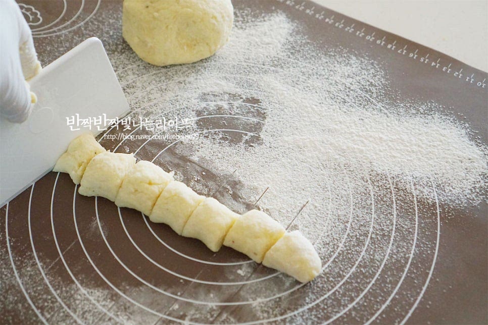 한 덩어리로 뭉쳐지면 반으로 나누어 길게 모양을 잡은 뒤 한 입 크기로 잘라줍니다. 동그랗게 모양을 빚어주면 되는데요. 타원형으로 빚은 뒤 포크로 살짝 눌러 동글납작하게 해주었어요. 전용 도구도 있지만 집에서 간단하게 만들 땐 포크를 사용하면 되어요. 포크 모양을 내면 그 사이로 크림소스가 더 맛있게 스며들어요. 일정한 크기로 만들어주면 됩니다.