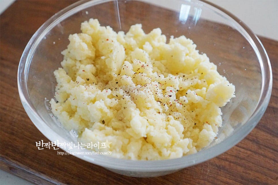 넉넉한 크기의 볼에 으깬 감자와 소금 1g, 후추 약간 갈아 넣어줍니다. 계란 노른자, 중력분 60g 파르메산 치즈 간 것 12g 넣어줍니다. 밀가루는 체에 밭쳐 내려주었어요. 반죽 농도에 따라 밀가루 양을 조절하여 너무 묽지 않게 넣어줍니다. 중력분이 많이 들어가면 식감이 단단해질 수 있으며 오래 치대어도 부드럽지 않으니 어우러질 만큼만 섞어주어요. 주걱으로 날가루가 보이지 않게 섞어줍니다.