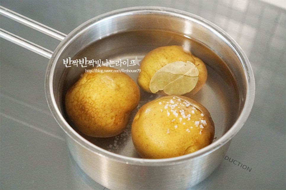 흙내가 나지 않게 깨끗하게 씻은 뒤 자작하게 잠길 정도로 냄비에 물을 붓고 소금 1/2 작은 술, 월계수잎 1장 넣어 크기에 따라 20~30분 삶아 익혀줍니다. 푹 삶아 껍질을 벗겨줍니다. 뜨거우니 조심하여 주시고, 조리과정에 따라 간편하게 전자레인지로 익혀주셔도 좋습니다. 뜨거운 상태 그대로 으깨어줍니다. 체에 곱게 내려주셔도 좋고요. 덩어리지지 않게 부드럽게 으깨어주어야 만들었을 때 식감이 맛있습니다. 감자뇨끼 만들기 레시피에 중요한 것이 반죽인데요. 수분을 날려 농도를 잘 맞추어주어야 너무 질퍽이지 않으면서 되직하지도 않게 재료의 맛과 향을 살려 만들 수 있어요. 수확시기나 품종에 따라 수분감의 차이도 있고요. 넓은 그릇에 펼쳐 담은 뒤 가볍게 식혀 수분을 날려주었습니다.