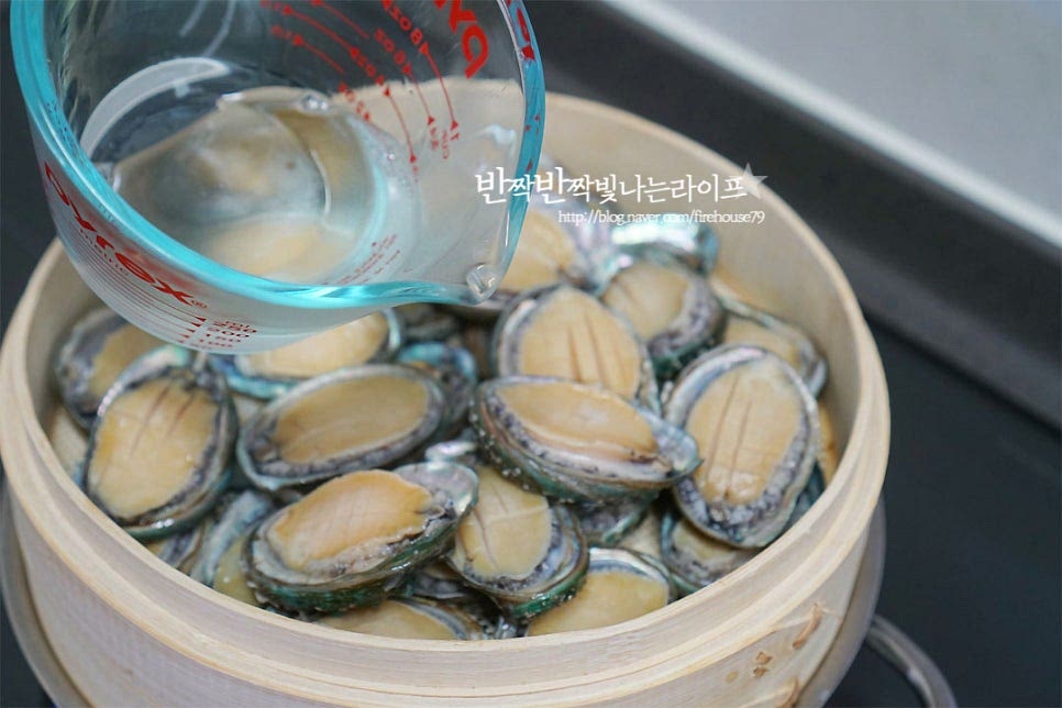 찜기가 끓어오르면 손질한 재료를 올린 뒤 청주 1/2컵을 위로 뿌려줍니다. 뚜껑을 덮고 10분 쪄줍니다. 10분 후 청주 1/2컵을 다시 넣은 뒤 5분 더 쪄줍니다. 찐전복은 넓게 펼쳐 식혀줍니다. 껍질째 쪄주어서 모양도 그대로 유지되고 감칠맛과 식감이 좋아요. 게다가 쪄서 만들면 긴 숙성기간 없이 하루 동안 냉장고 넣어두고 바로 먹을 수 있고요.