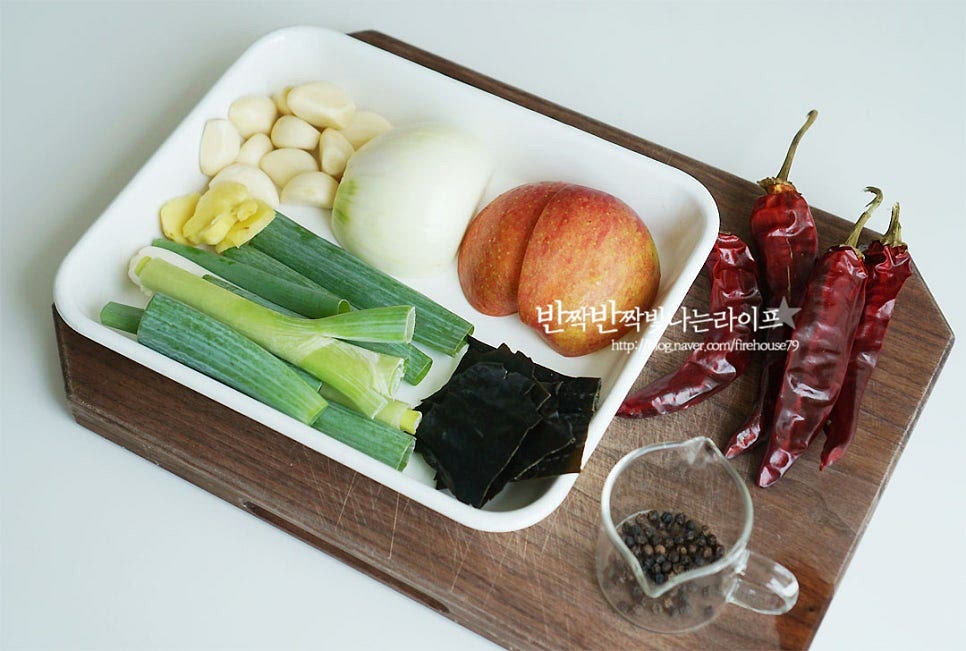절임장을 만들어줍니다. 간장에 맛을 내어주는 재료를 같이 넣어서 더 맛있게 숙성된답니다. 냄비에 물 8컵, 간장 3컵, 청주 1컵 양파 1/3개, 대파 1/2대, 마늘 10개 건 청양고추 4개, 저민 생강 10g 사과 1/2개, 다시마 3장, 매실청 6 큰 술 통후추 1 큰 술, 감초 2조각을 넣고 센 불로 끓여줍니다. 바글바글 끓어오르면 중불로 낮추어 30분 끓여줍니다. 기호에 따라 간장과 매실청은 가감하여 넣어주심 된다고 해요. 저는 추가 없이 대파와 양파를 더 넣고 끓여주었어요. 끓인 절임장은 체에 걸러 차갑게 식혀줍니다. 식힌 절임장에 사이다 2컵을 넣어주어요. 사이다가 들어가면 단맛도 적당히 어우러져요.