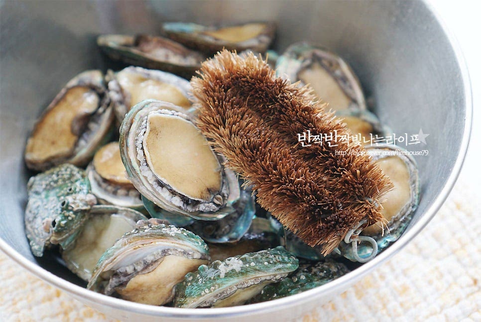 전복은 솔로 껍질까지 깨끗하게 씻어줍니다. 생물로 바로 만드는 게 아니라 알토란 비법은 한번 쪄주어 질기지 않고 부드러운 식감을 살려주는 게 포인트에요. 그래서 껍질까지 깨끗하게 씻어주었어요~ 작은 사이즈라 칼집을 넣어주어도 되고, 그대로 준비해도 되어요. 저는 크기가 조금 큰 것은 칼집을 넣어주었어요.