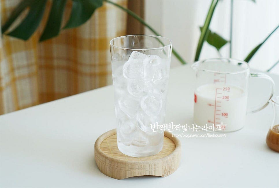 유리잔에 얼음을 넉넉하게 넣어요. 유리컵 안쪽 가장자리로 시럽을 둘러 뿌려줍니다. 그냥 시럽을 넣어주어도 되지만 유리잔 안쪽으로 자연스럽게 흘러내리도록 담아주면 감성적인 홈카페를 만들 수 있어요.