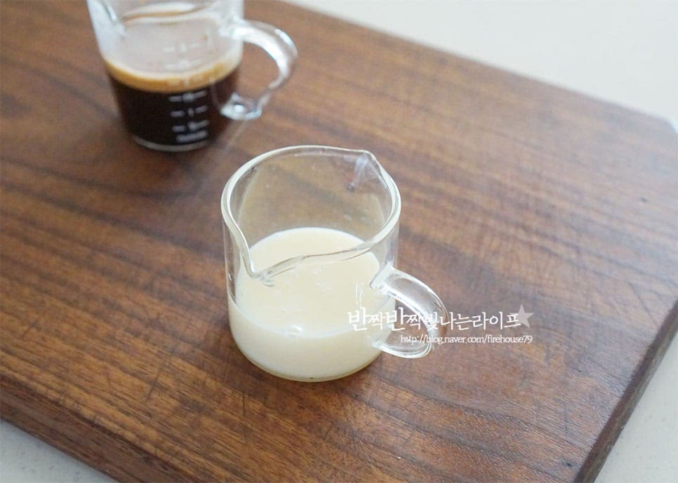 달달한 연유커피 만들기 핵심 재료죠. 대략 30~40g 정도 준비해 주시면 됩니다. 저는 단맛을 크게 즐기지 않아 카페에서도 양을 줄여 주문하곤 하는데요. 기본 톨 사이즈 정도 레시피로 샷 추가와 우유의 양 가감에 따라 양을 조절하여 주시면 더 맛있게 드실 수 있어요. 먼저 잔에 넣어줍니다.