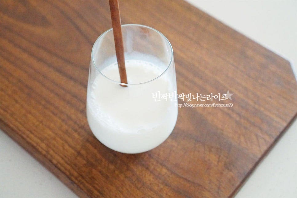 우유 150ml를 부어 잘 섞어줍니다. 섞어주는 과정은 생략 가능한데 이렇게 우유와 어우러지도록 섞어주면 단맛을 고르게 맛보기 좋아요. 우유는 저지방, 무지방, 일반 그리고 회사마다 각각 맛이 달라 커피와 어우러졌을 때 고소하게 잘 어우러지는 걸 입맛에 맞게 취향껏 알아두면 만들어 마시기 더 좋더라고요^^ 얼음을 넉넉히 채워줍니다.